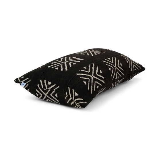 MRABA, housse de coussin éthnique rectangulaire en bogolan noir 40 x 60 cm. Tissé teint et orné à la main au Mali dans la région de Ségou, notre modèle MRABA est confectionné en Belgique . Disponible en plusieurs tailles.