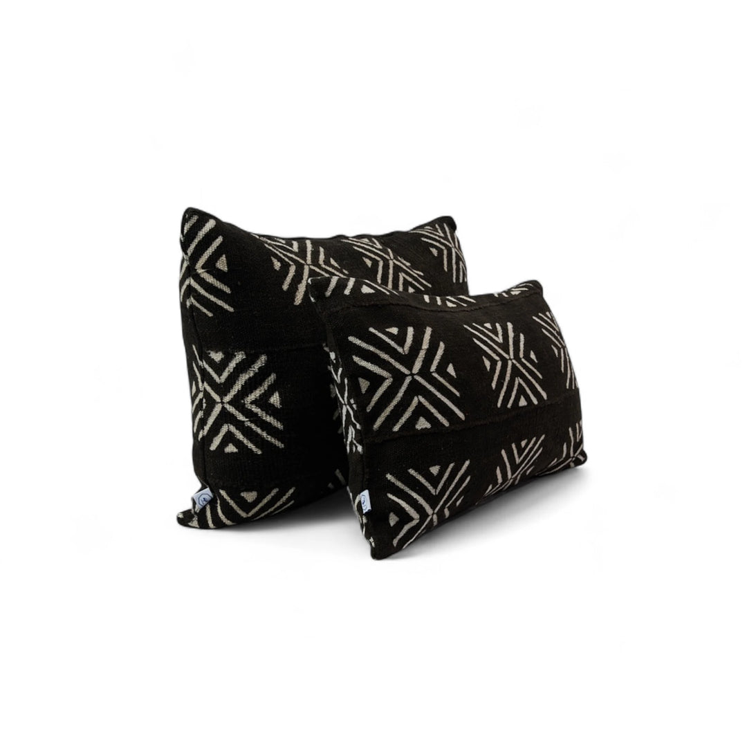 MRABA, housses de coussin rectangulaires éthniques en bogolan noir 30 x 50 cm et 40 x 60 cm. Tissé teint et orné à la main au Mali dans la région de Ségou, notre modèle MRABA est confectionné en Belgique . Disponible en plusieurs tailles.