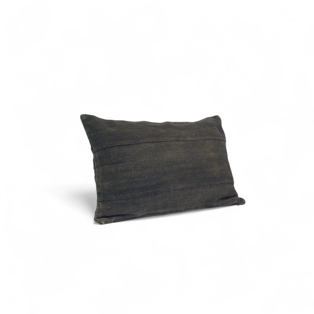 Housse de coussin noire en bogolan de coton bio par Studio Matongé. Pièces uniques tissées, filées et confectionnées à la main. Format rectangle 30 x 50 cm. #encre