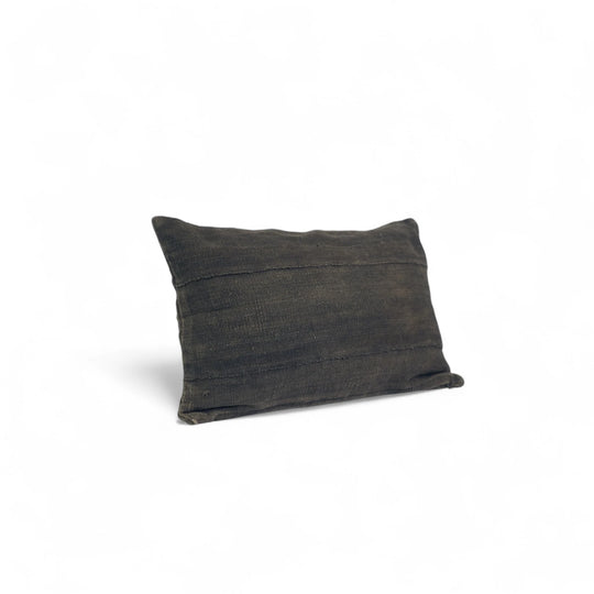 Housse de coussin noire en bogolan de coton bio par Studio Matongé. Pièces uniques tissées, filées et confectionnées à la main. Format rectangle 30 x 50 cm. #encre