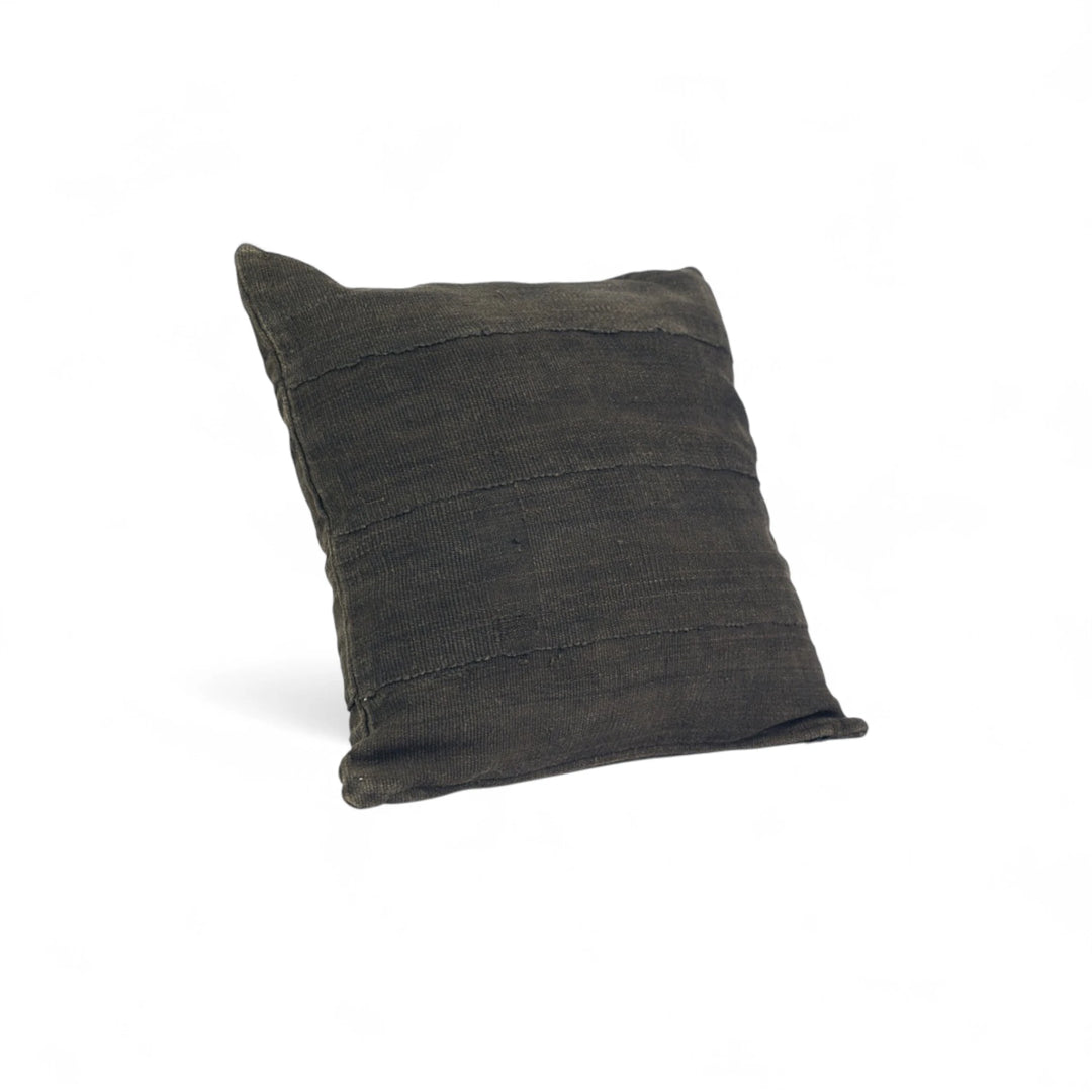 Housse de coussin noire en bogolan de coton bio par Studio Matongé. Pièces uniques tissées, filées et confectionnées à la main. Format carré 50 x 50 cm. #encre