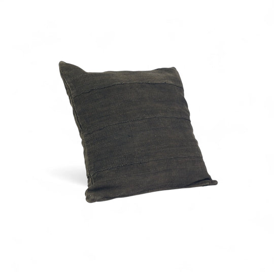 Housse de coussin noire en bogolan de coton bio par Studio Matongé. Pièces uniques tissées, filées et confectionnées à la main. Format carré 50 x 50 cm. #encre