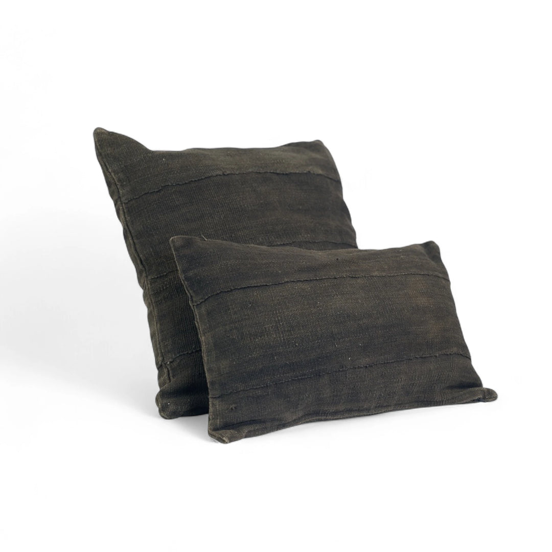 Housses de coussin noire en bogolan de coton bio par Studio Matongé. Pièces uniques tissées, filées et confectionnées à la main. Format carré 50 x 50 cm, format rectangle 30 x 50 cm. #encre