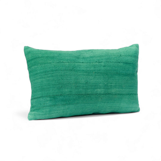 Housse de coussin MSINGI par Studio Matongé en 30 x 50 cm. Bogolan vert prairie en coton bio tissé et teint à la main au Mali et confectionné en Belgique. 
plusieurs formats et teintes disponibles. 
