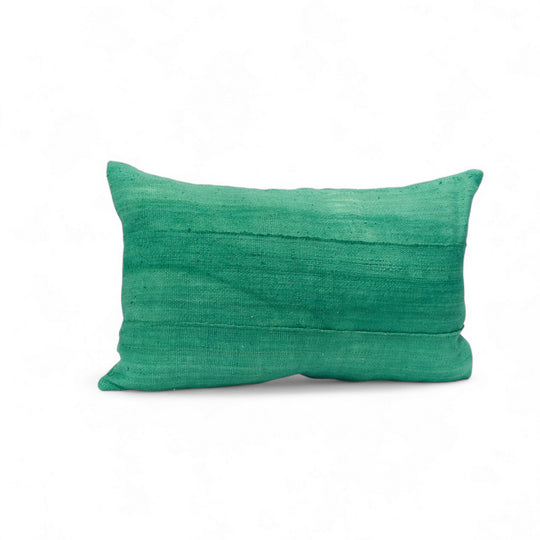 Housse de coussin MSINGI par Studio Matongé en 40 x 60 cm. Bogolan vert prairie en coton bio tissé et teint à la main au Mali et confectionné en Belgique. 
plusieurs formats et teintes disponibles. 
