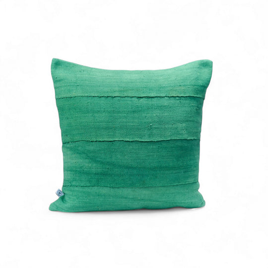 Housse de coussin MSINGI par Studio Matongé en format carré 50 x 50 cm. Bogolan vert prairie en coton bio tissé et teint à la main au Mali et confectionné en Belgique. 
plusieurs formats et teintes disponibles.