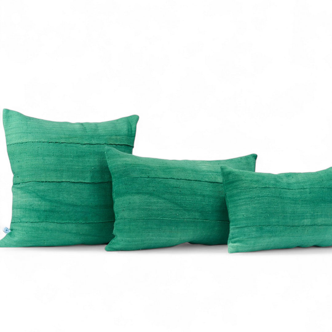 Housses de coussin MSINGI par Studio Matongé. Bogolan vert prairie en coton bio tissé et teint à la main au Mali et confectionné en Belgique. 
plusieurs teintes disponibles. 
