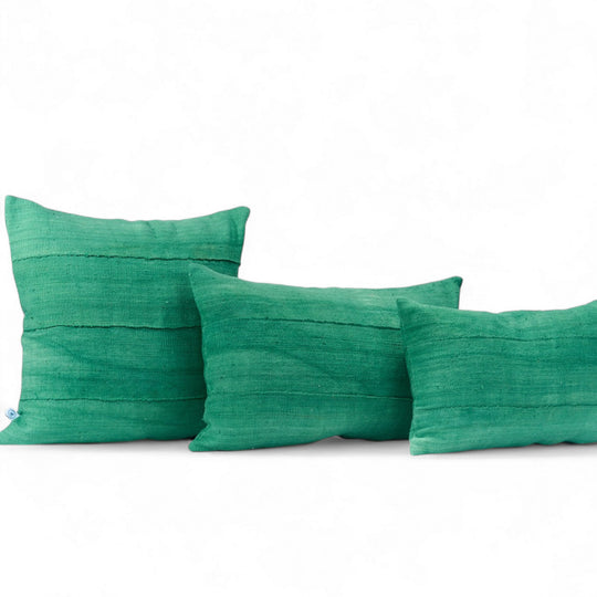 Housses de coussin MSINGI par Studio Matongé. Bogolan vert prairie en coton bio tissé et teint à la main au Mali et confectionné en Belgique. 
plusieurs teintes disponibles. 
