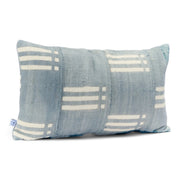 NZETE, housse de coussin éthnique faite main. En bogolan de coton bio gris à bandes blanches par Studio Matongé. Format rectangle 30 x 50 cm. Disponible également dans d'autres dimensions. 