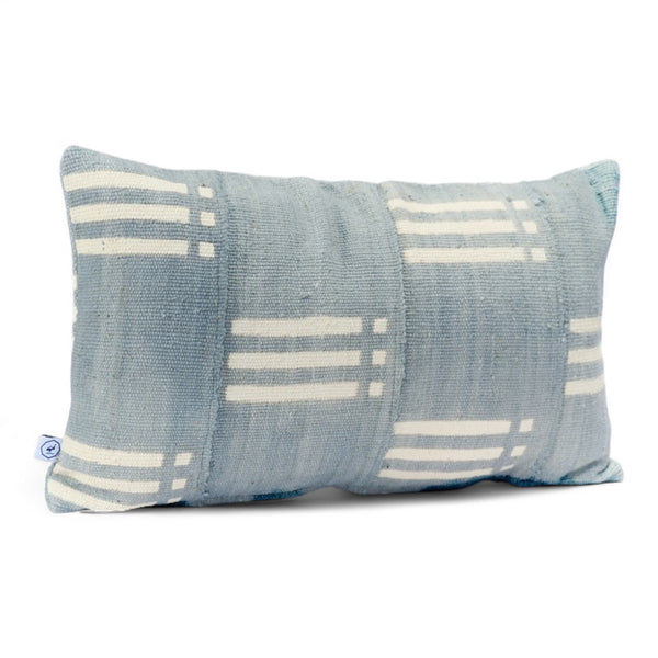 NZETE, housse de coussin éthnique faite main. En bogolan de coton bio gris à bandes blanches par Studio Matongé. Format rectangle 30 x 50 cm. Disponible également dans d'autres dimensions. 