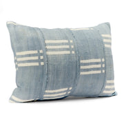 NZETE, housse de coussin éthnique faite main. En bogolan de coton bio gris à bandes blanches par Studio Matongé. Format rectangle 40 x 60 cm. Disponible également dans d'autres dimensions. 