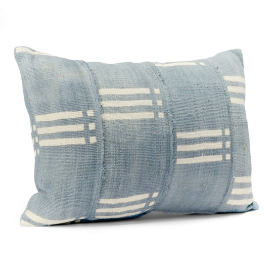 NZETE, housse de coussin éthnique faite main. En bogolan de coton bio gris à bandes blanches par Studio Matongé. Format rectangle 40 x 60 cm. Disponible également dans d'autres dimensions. 