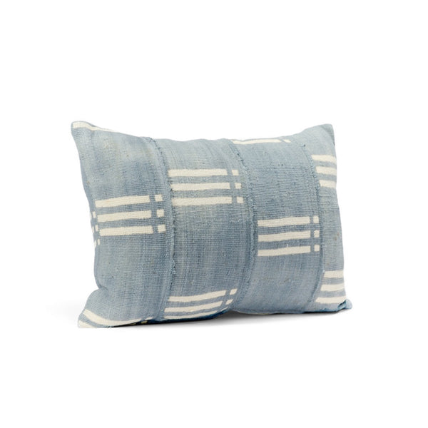 NZETE, housse de coussin éthnique faite main. En bogolan de coton bio gris à bandes blanches par Studio Matongé. Format rectangle 40 x 60 cm. Disponible également dans d'autres dimensions. 