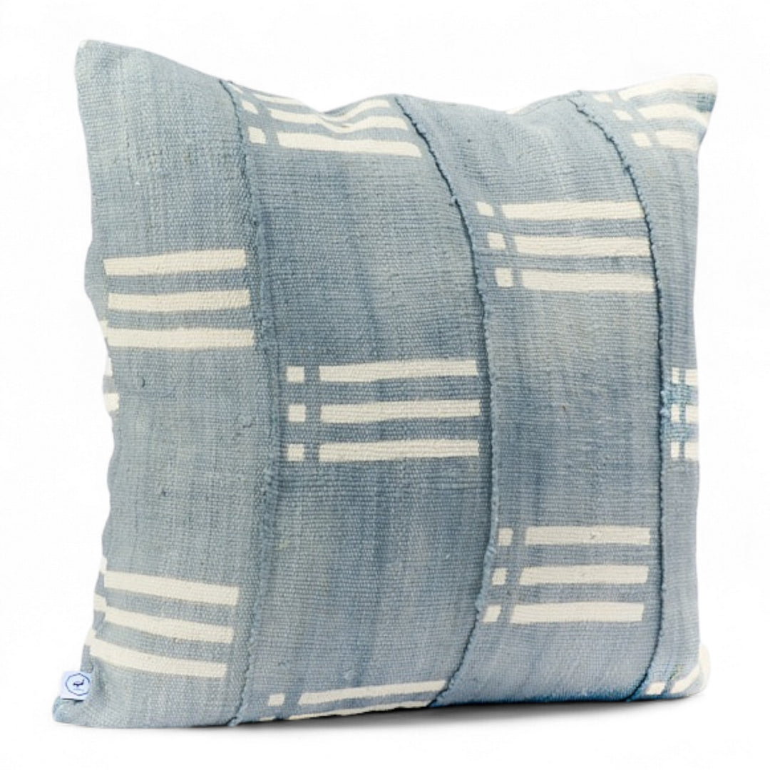 NZETE, housse de coussin éthnique faite main. En bogolan de coton bio gris à bandes blanches par Studio Matongé. Format carré 50 x 50 cm. Disponible également dans d'autres dimensions. 