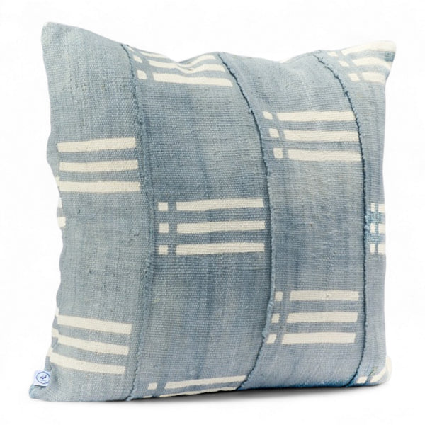 NZETE, housse de coussin éthnique faite main. En bogolan de coton bio gris à bandes blanches par Studio Matongé. Format carré 50 x 50 cm. Disponible également dans d'autres dimensions. 