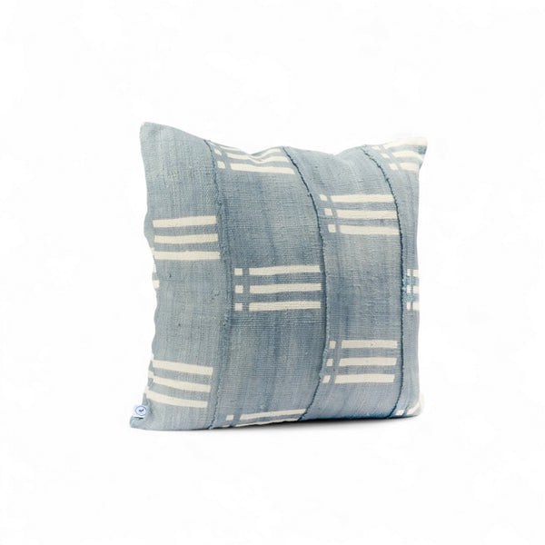 NZETE, housse de coussin éthnique faite main. En bogolan de coton bio gris à bandes blanches par Studio Matongé. Format carré 50 x 50 cm. Disponible également dans d'autres dimensions. 