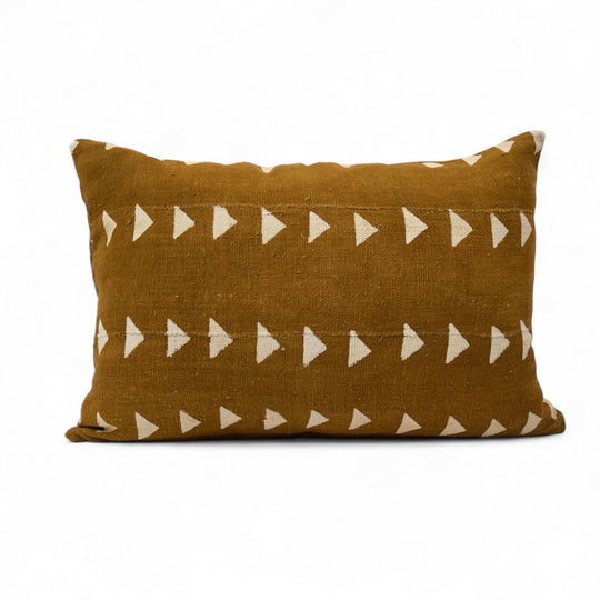 SEGOU, housse de coussin éthnique faite main. En bogolan de coton bio ocre à motifs de triangles blancs par Studio Matongé. Format rectangle 30 x 50 cm. Disponible également dans d'autres dimensions. 