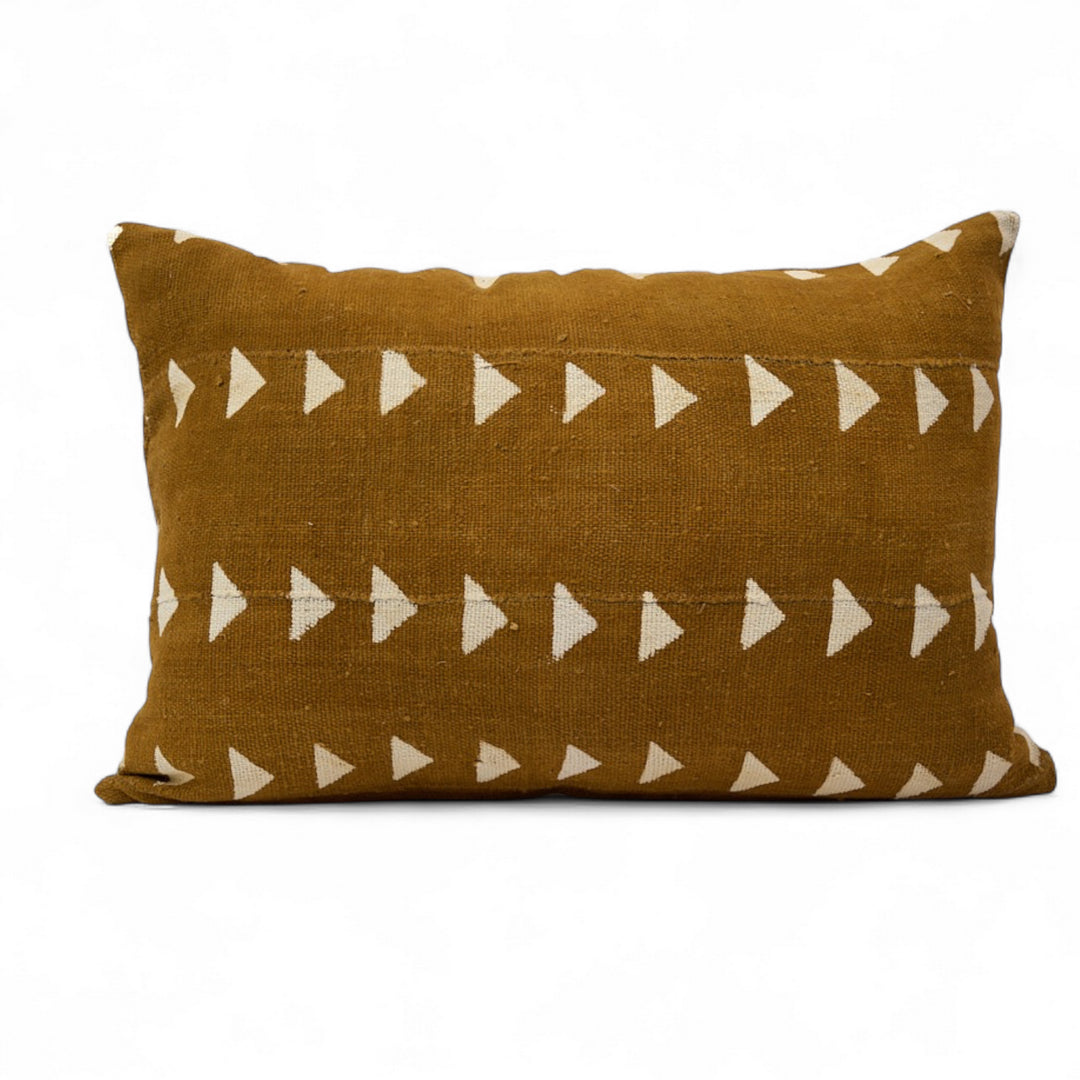 SEGOU, housse de coussin éthnique faite main. En bogolan de coton bio ocre à motifs de triangles blancs par Studio Matongé. Format rectangle 40 x 60 cm. Disponible également dans d'autres dimensions. 