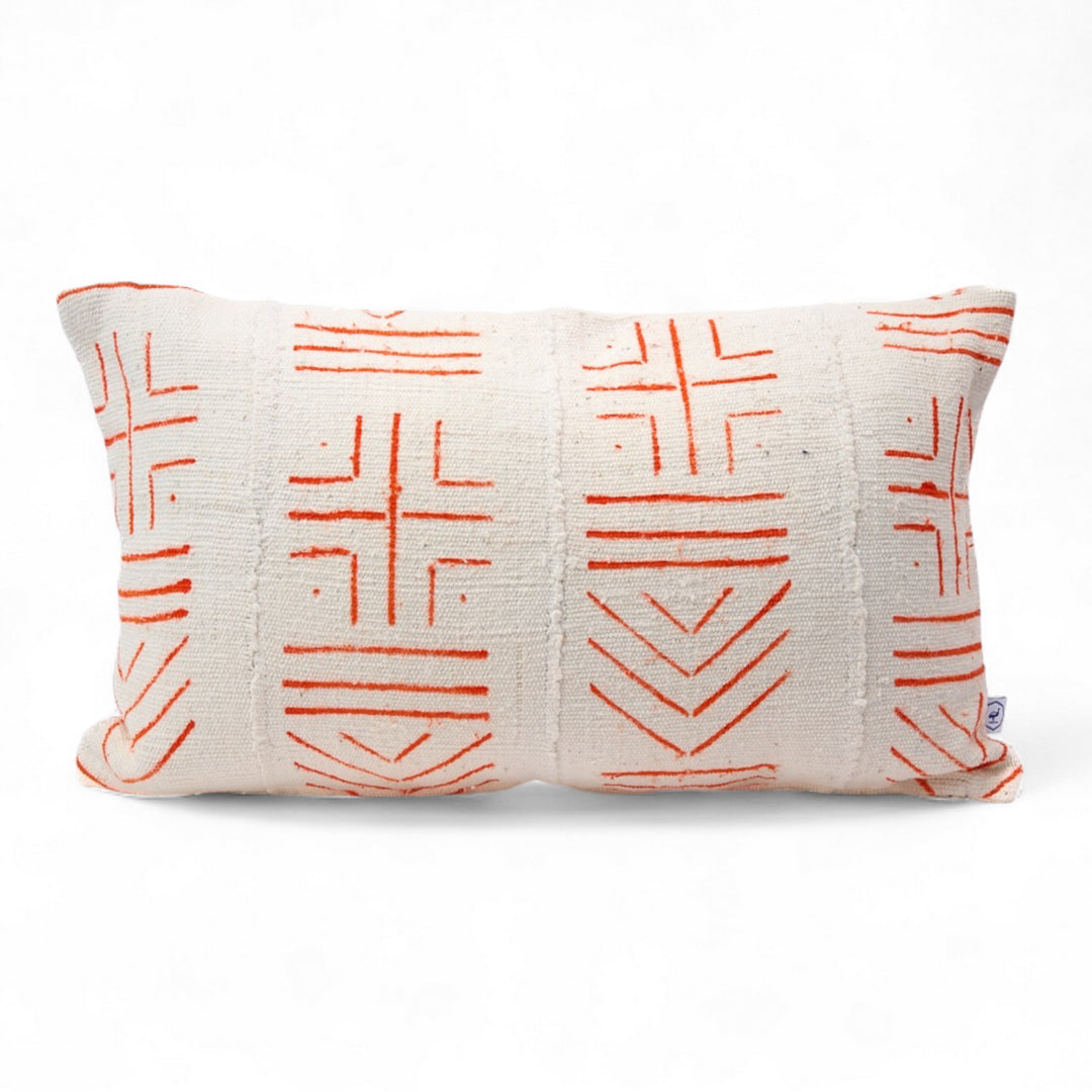 Housse de coussin éthnique rectangulaire 30 x 50 cm - Mudcloth Bogolan blanc à motifs oranges  - UCHAWI - Studio Matongé 