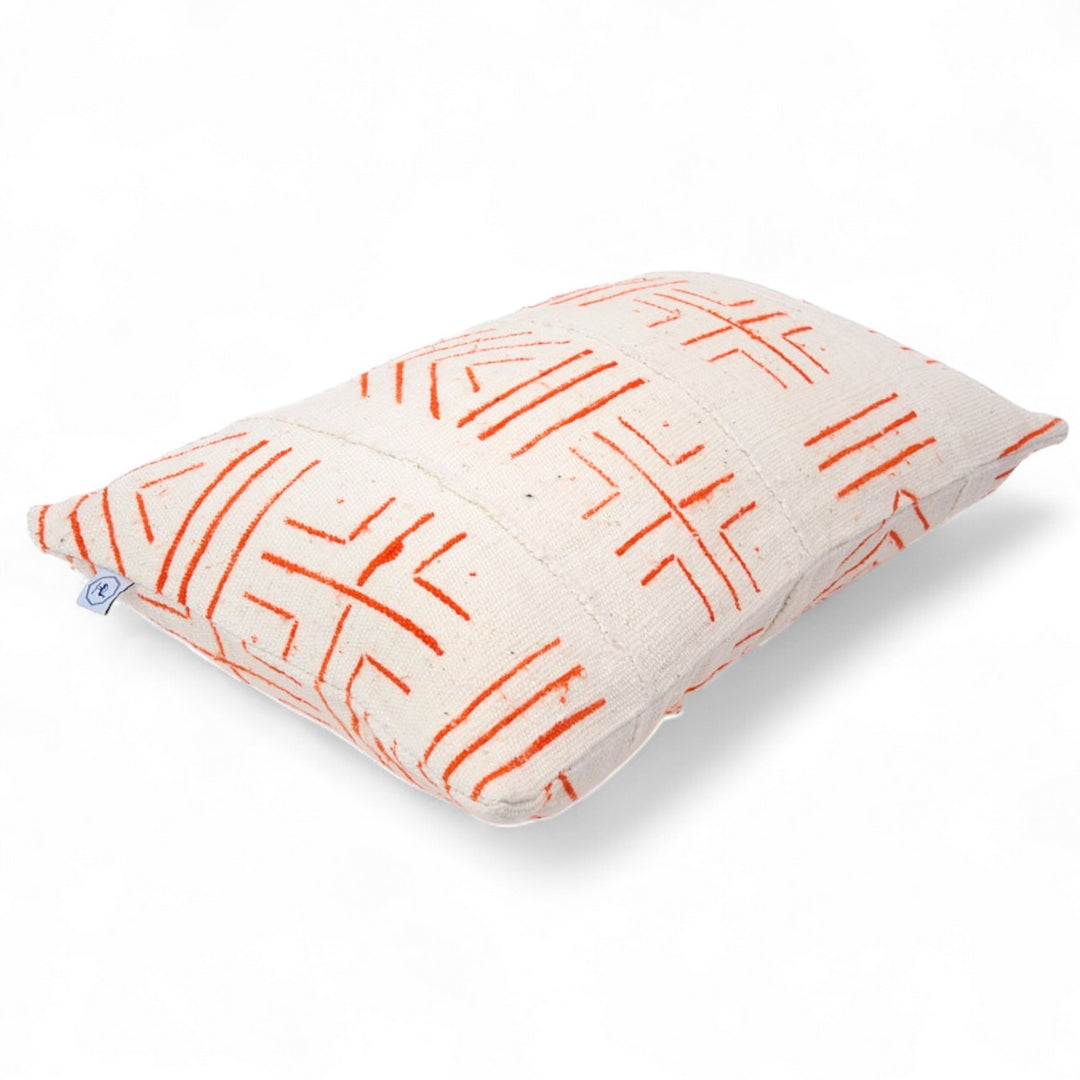 Housse de coussin éthnique rectangulaire 30 x 50 cm - Mudcloth Bogolan blanc à motifs oranges  - UCHAWI - Studio Matongé 