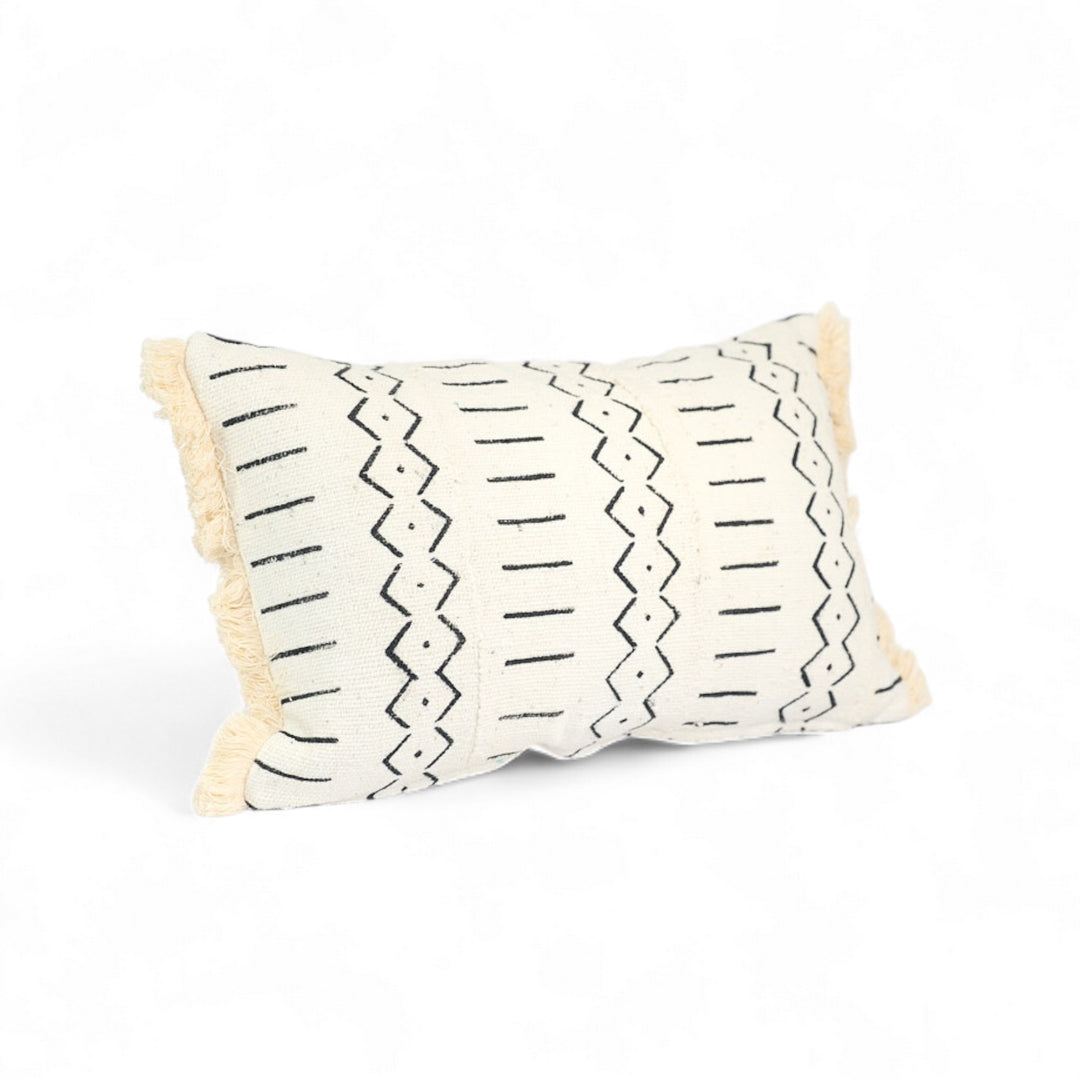WEX-NTUTU est la version Bohème de notre housse de coussin WEX. On adore l'effet des franges en coton qui vient délicatement flouter les lignes géométriques des tracés du motif. 
Housse de coussin rectangulaire zippée 30 x 50 cm. 
Existe aussi en format carré 50 x 50 cm.
