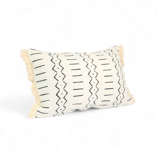 WEX-NTUTU est la version Bohème de notre housse de coussin WEX. On adore l'effet des franges en coton qui vient délicatement flouter les lignes géométriques des tracés du motif. 
Housse de coussin rectangulaire zippée 30 x 50 cm. 
Existe aussi en format carré 50 x 50 cm.