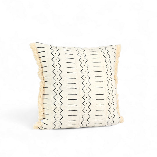 WEX-NTUTU est la version Bohème de notre housse de coussin WEX. On adore l'effet des franges en coton qui vient délicatement flouter les lignes géométriques des tracés du motif. 
Housse de coussin  carré 50 x 50 cm zippée. 
Existe aussi en format rectangulaire 30 x 50 cm.