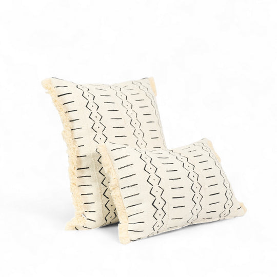 WEX-NTUTU est la version Bohème de notre housse de coussin WEX. On adore l'effet des franges en coton qui vient délicatement flouter les lignes géométriques des tracés du motif. 
En bogolan de coton bio, fait main. 
Housses de coussin zippées carré en 50 x 50 cm et rectangulaire en 30 x 50 cm.