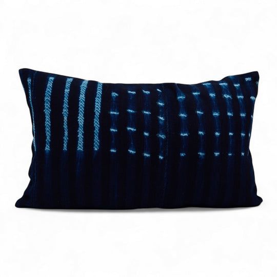 OUAGA, housse de coussin rectangulaire en indigo faite main 30 x 50 cm. Studio Matongé. 
Existe en format carré et rectangulaire et en différentes dimensions. 