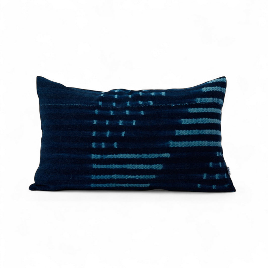 OUAGA, housse de coussin rectangulaire en indigo faite main 40 x 60 cm. Studio Matongé. 
Existe en format carré et rectangulaire et en différentes dimensions. 