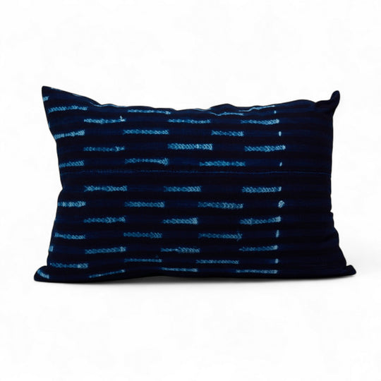 OUAGA, housse de coussin rectangulaire en indigo faite main 40 x 60 cm. Studio Matongé. 
Existe en format carré et rectangulaire et en différentes dimensions. 
