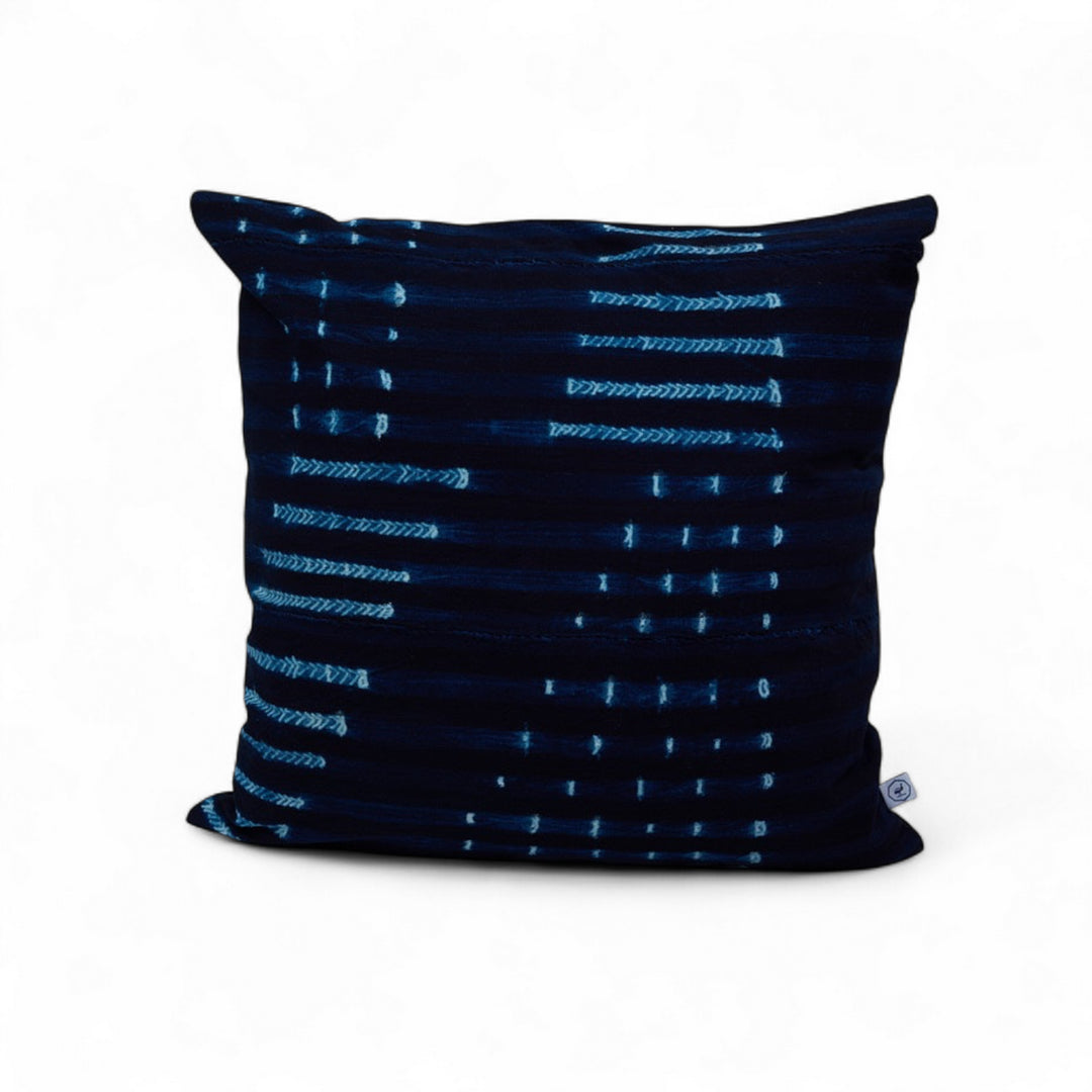 OUAGA, housse de coussin carré en indigo faite main 50 x 50 cm. Studio Matongé. 
Existe en format carré et rectangulaire et en différentes dimensions. 