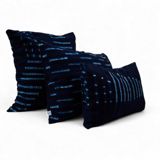 OUAGA, housses de coussin en indigo faite main en format rectangulaire de 30 x 50 cm et de 40 x 60 cm, et en format carré de 50 x 50 cm. Studio Matongé. 
