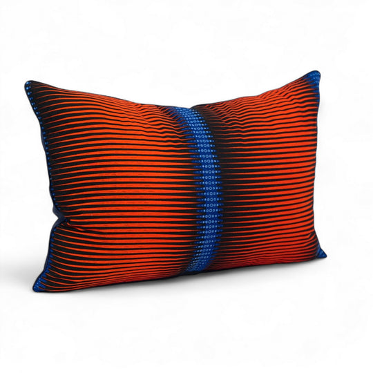 Housse de coussin AGU en wax et lin, 40 x 60 cm. Une face très sage en lin bleu marine et une face sauvge en wax tigré orange et marine. 
Offrez une pièce statement à votre déco. 