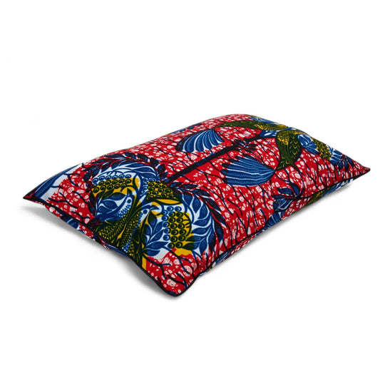 Housse de coussin FANA-NDEGE par Studio Matongé. En wax rouge orné d'oiseaux jaunes et bleus. 30 x 50 cm. 100% coton. Finition passepoil noir. Housse zippée.  