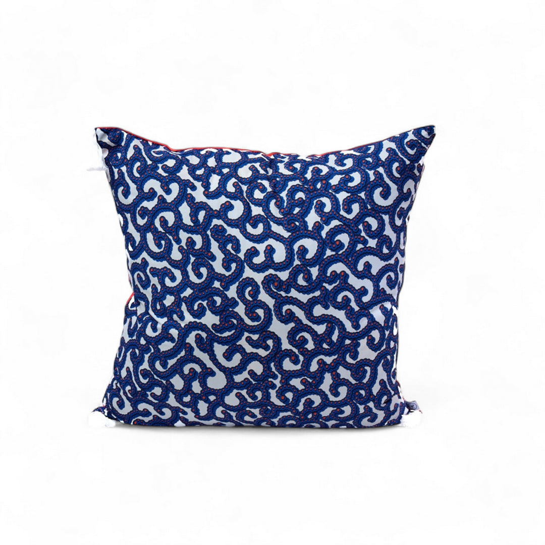 Housse de coussin KORALI biface enn wax de coton blanc et bleu et lin corail, agrémenté de pompons de coton. Housse de coussin carrée : 60 x 60 cm. Zippée