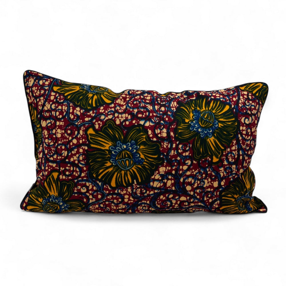 OSUN-VULI, housse de coussin éthnique rectangulaire de 30 x 50 cm en wax bordeaux et jaune - Studio Matongé.
Disponible également en 40 x 60 cm.