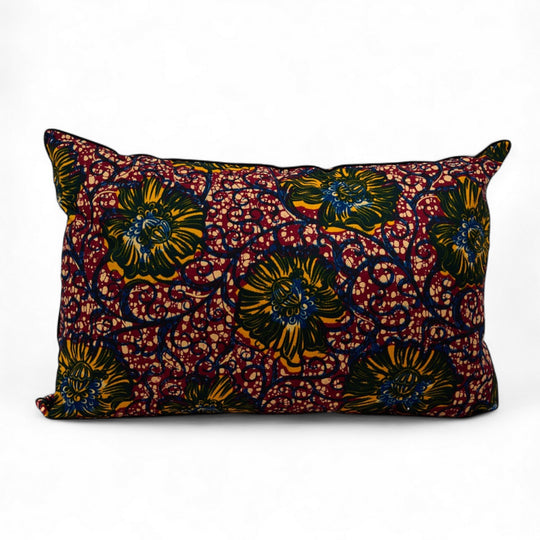 OSUN-VULI, housse de coussin éthnique rectangulaire de 40 x 60 cm en wax bordeaux et jaune - Studio Matongé
Disponible également en 30 x 50 cm.