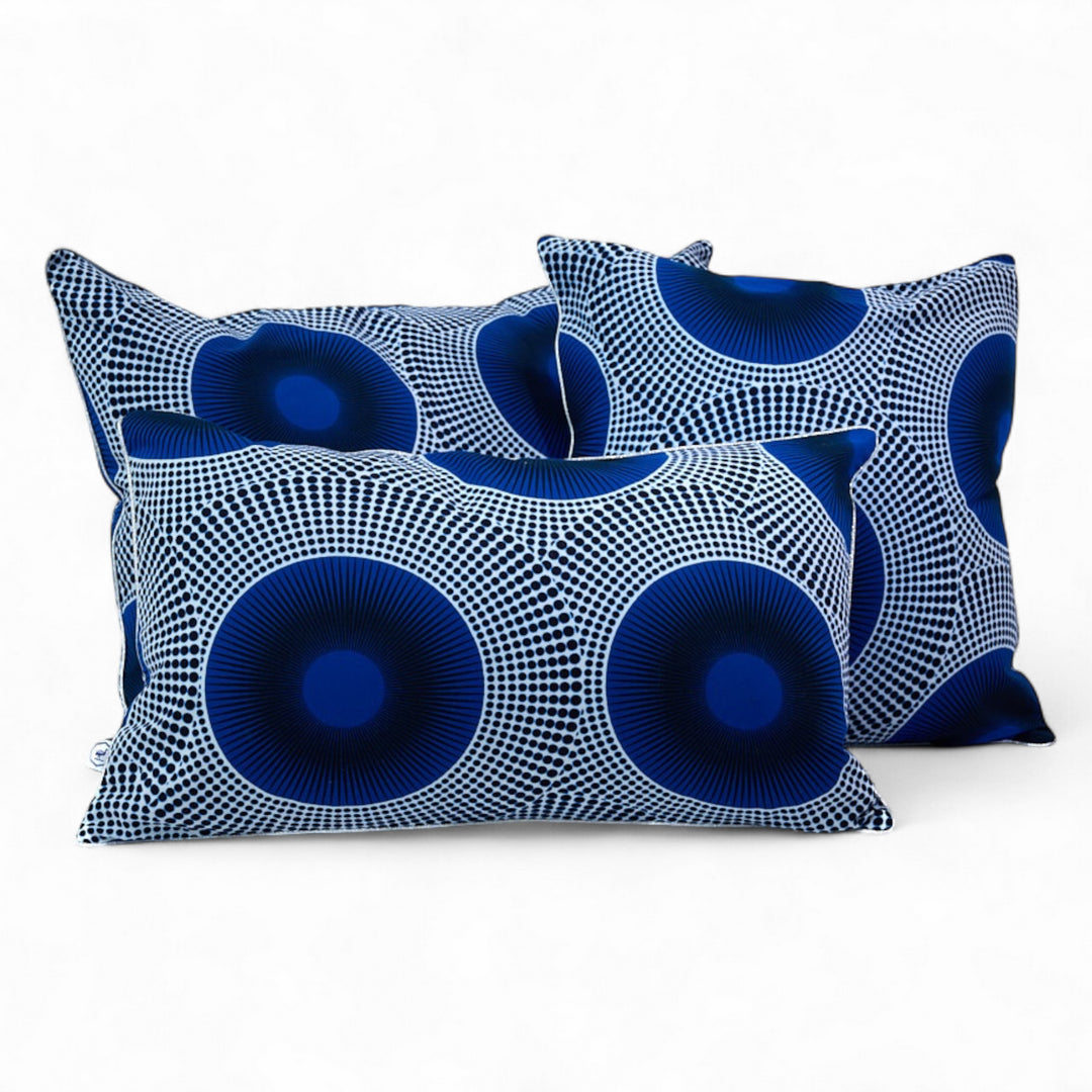 Housse de coussin éthnique - Wax bleu et blanc - WAALI - Studio Matongé - disponible en 3 tailles : 30 x 50 cm, 40 x 60 cm - 50 x 50 cm