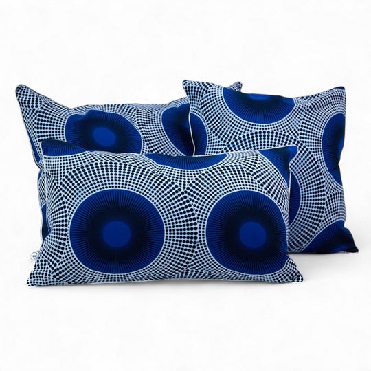 Housse de coussin éthnique - Wax bleu et blanc - WAALI - Studio Matongé - disponible en 3 tailles : 30 x 50 cm, 40 x 60 cm - 50 x 50 cm