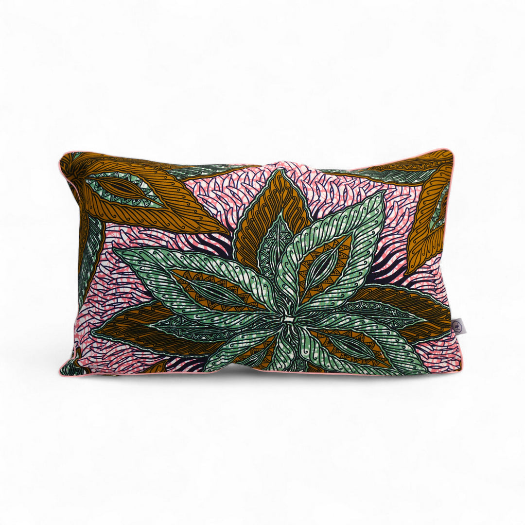 Housse de coussin FANA-ZAMBA en wax coloré, vert amande, roses et ocres. 
Grands motifs végétaux. 
Housse zippée avec passepoil. 100% coton.
Dimensions 30 x 50 cm
Fait Main en Belgique