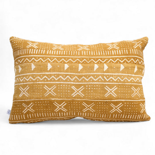 Housse de coussin ethnique KEUR 40 x 60 cm par Studio Matonge. Confectionné en Belgique à partir de tissu africain bogolan ocre à motifs blancs, tissés et teints à la main par des artisans de la région de Ségou.