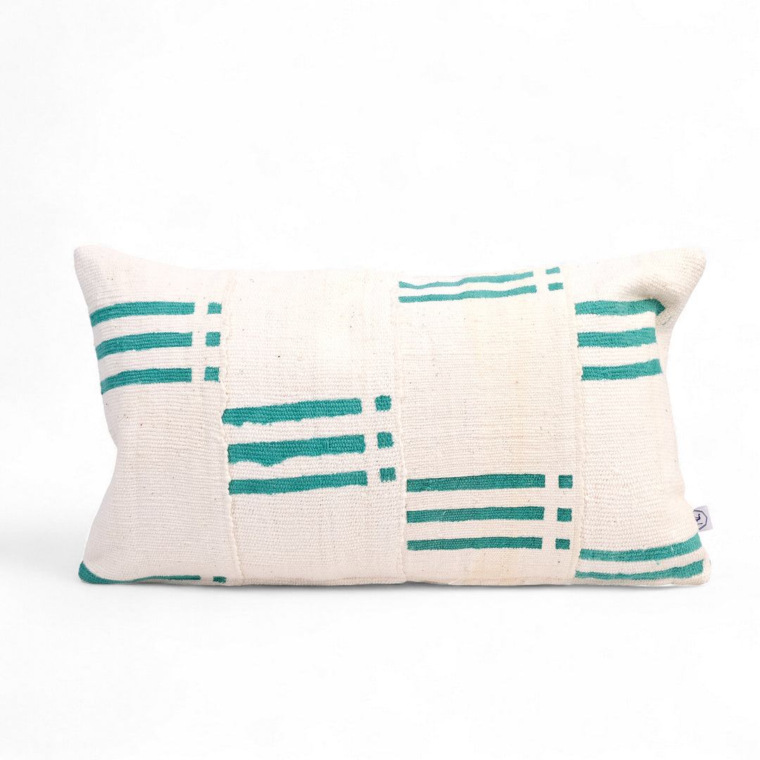 Housse de coussin NZETE en bogolan blanc et vert en 30 x 50 cm par Studio Matongé. 