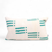 Housse de coussin NZETE en bogolan blanc et vert en 30 x 50 cm par Studio Matongé. 