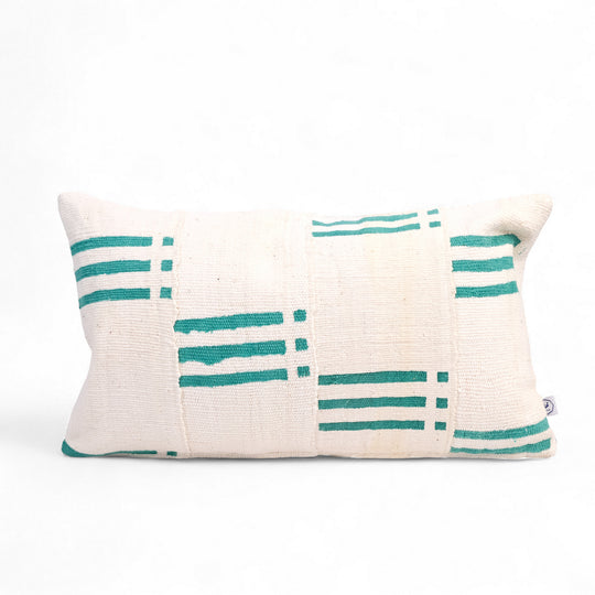 Housse de coussin NZETE en bogolan blanc et vert en 30 x 50 cm par Studio Matongé. 