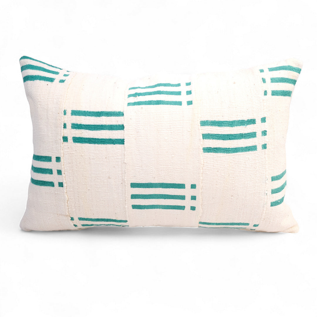 Housse de coussin NZETE en bogolan blanc et vert en 40 x 60 cm par Studio Matongé. 