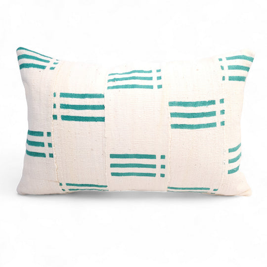 Housse de coussin NZETE en bogolan blanc et vert en 40 x 60 cm par Studio Matongé. 