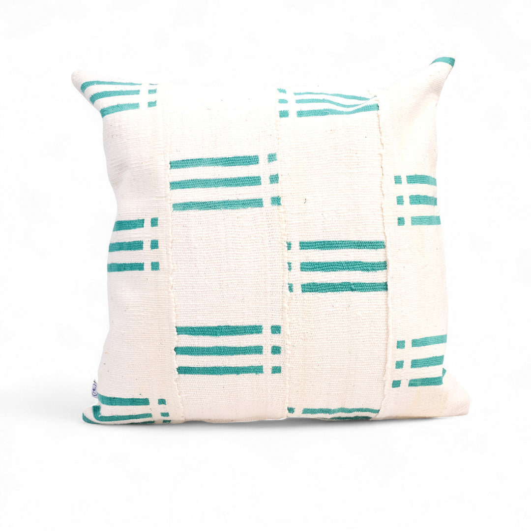 Housse de coussin NZETE en bogolan blanc et vert en 50 x 50 cm par Studio Matongé. 