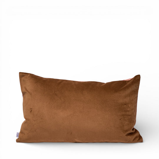 Dos de la housse de coussin KUMASI en velours de coton noisette, brun chaud, finition lisse et élégante, identique pour plusieurs coloris du modèle.