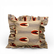 Housse de coussin FEFERE-MTOTO en wax, motif d’oiseaux rouges sur fond écru rayé, finition à volants, vue de face.